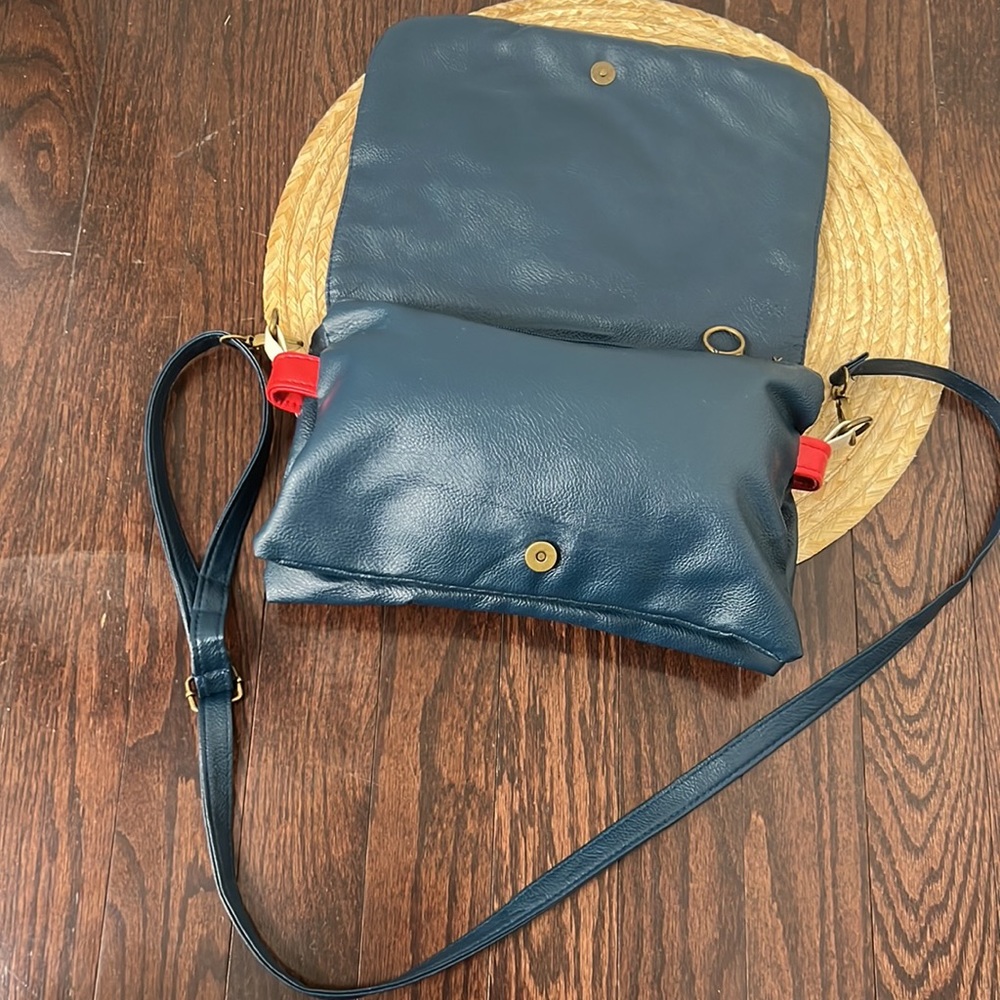 Vintage Minimalist Crossbody Bag - Picture 8 of 16